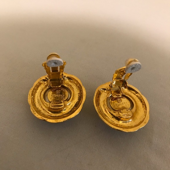 CHANEL Disc Pearl Clip On Earrings 1" 25.6g - Picture 4 of 7